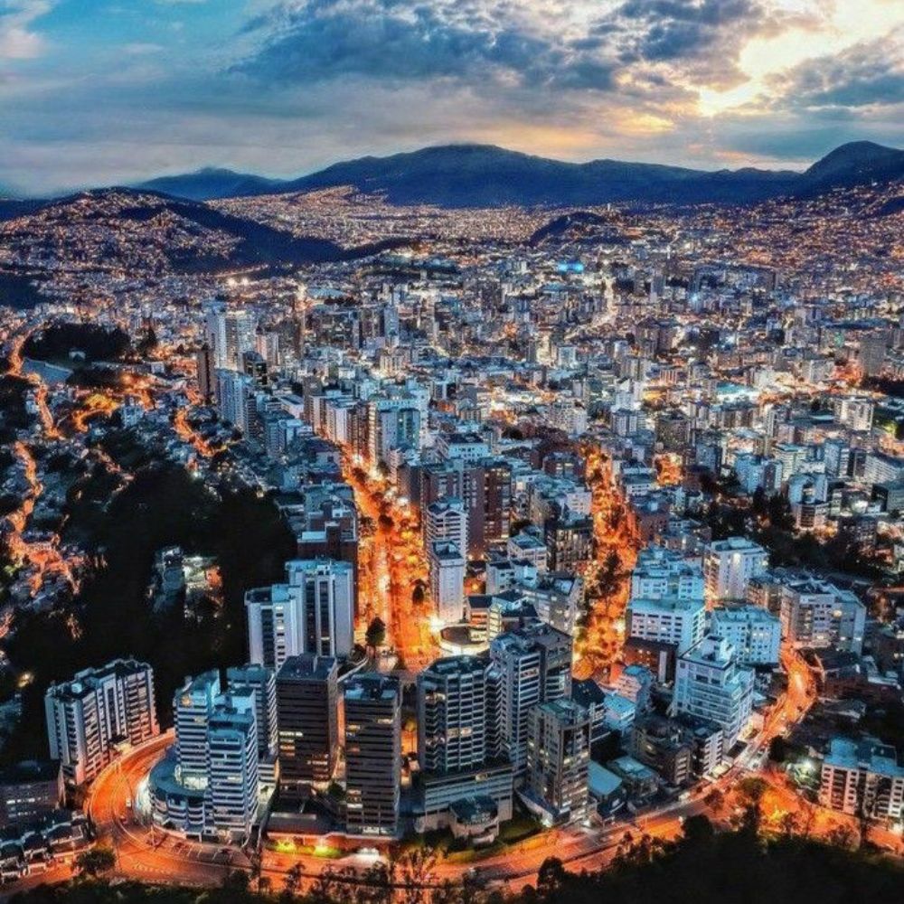 Foto aerea de Quito y su inmobiliaria al atardecer